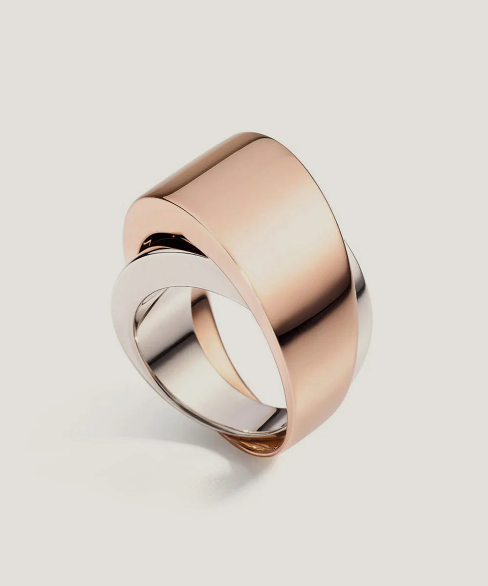 Ring Sette Solitaire Gold With Platinum in a sleek high-contrast midnight luxury editorial style
