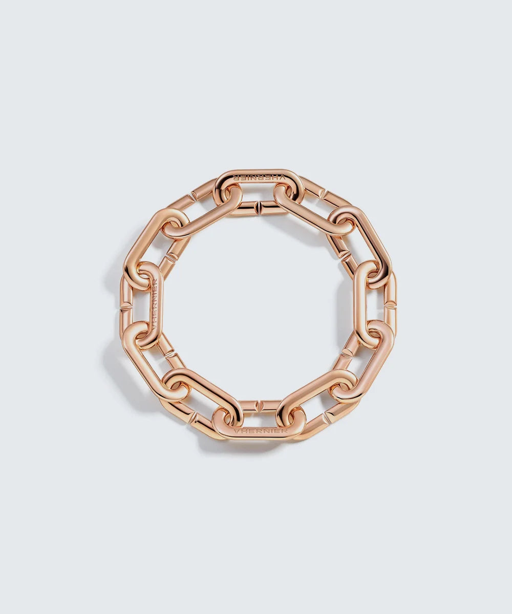 Classic Polished Finish Chain Bracelet in a sleek high-contrast midnight luxury editorial style