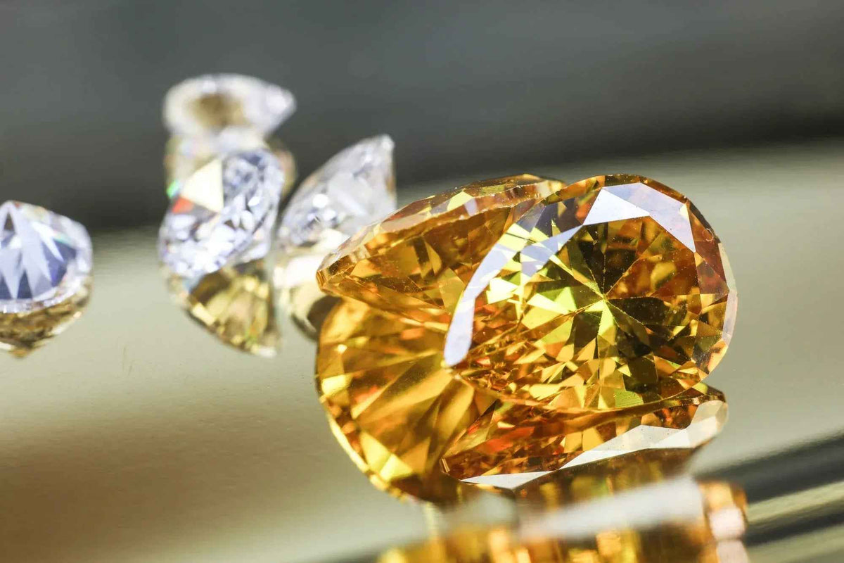 Close-up_of_a_yellow_diamond_with_other_diamonds_in_the_background - Peelerie