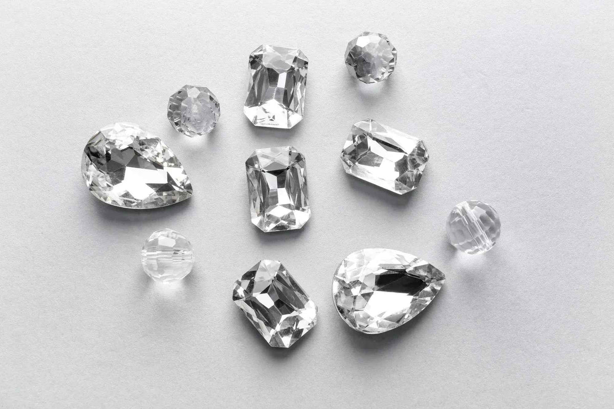 Collection_of_clear_gemstones_on_a_light_gray_background - Peelerie