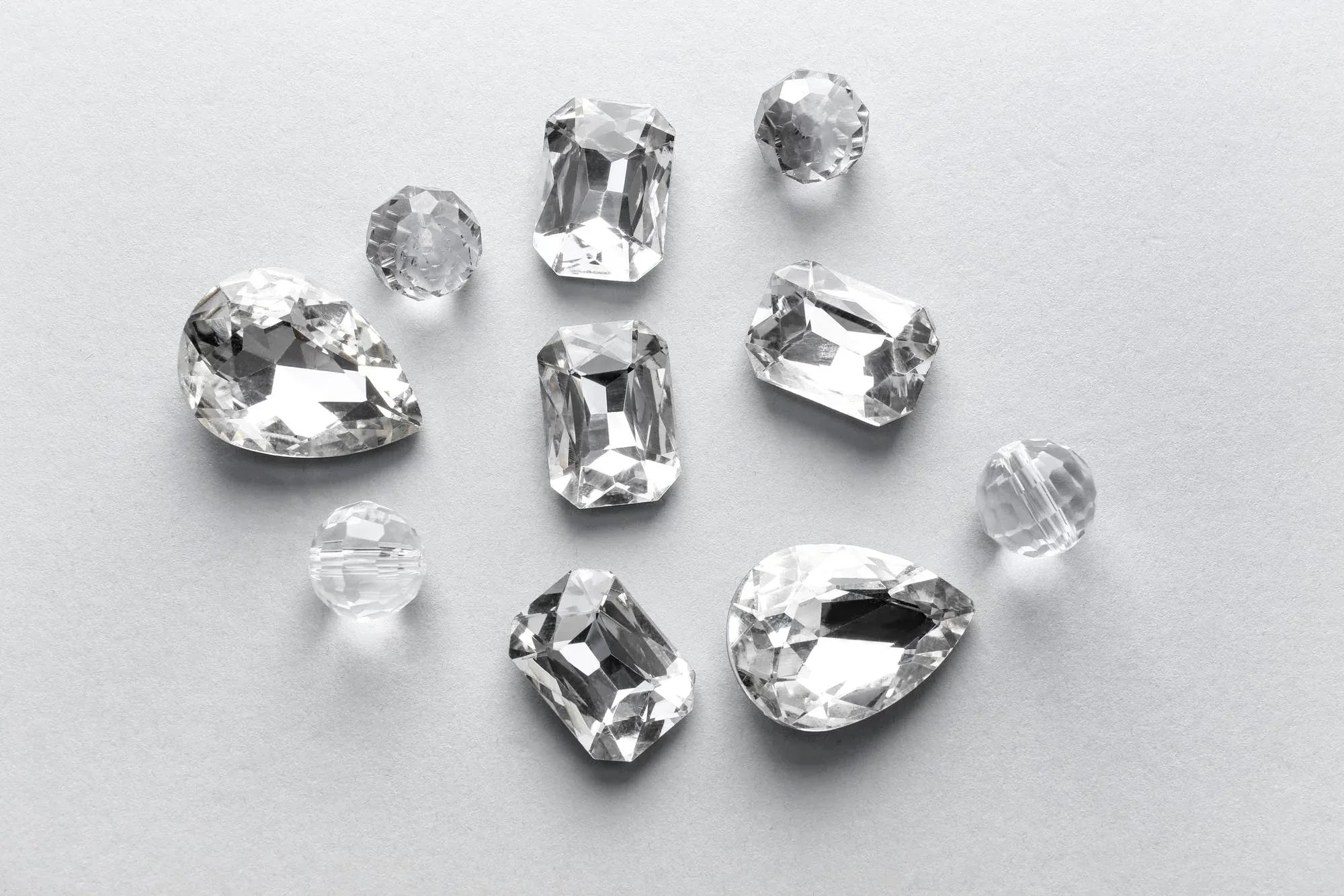 Collection_of_clear_gemstones_on_a_light_gray_background - Peelerie