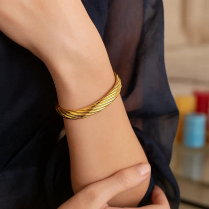 14K Yellow Gold Twist Bangle (10.00 mm)
