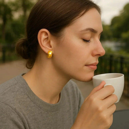 14k Yellow Gold Geometric Texture Earrings - Peelerie