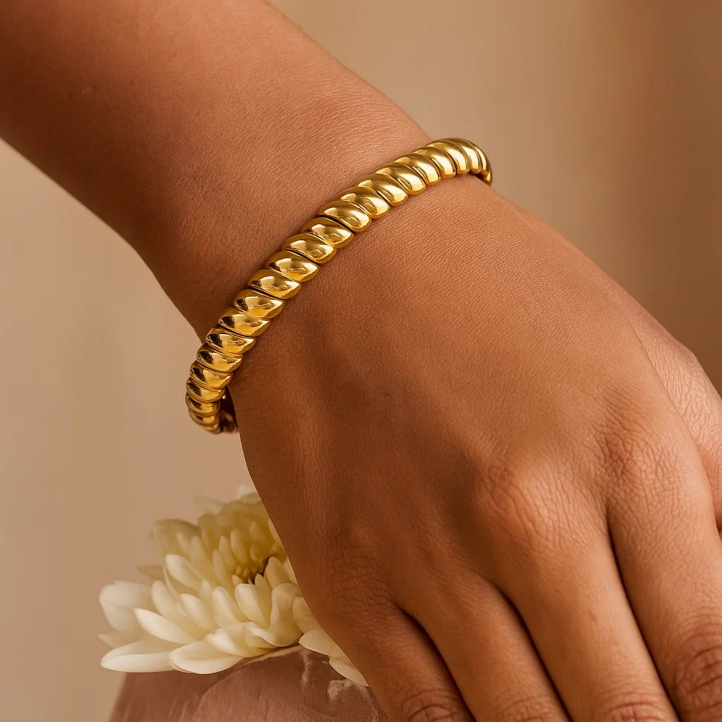 14K Yellow Gold Scalloped Bangle (8.00 mm)