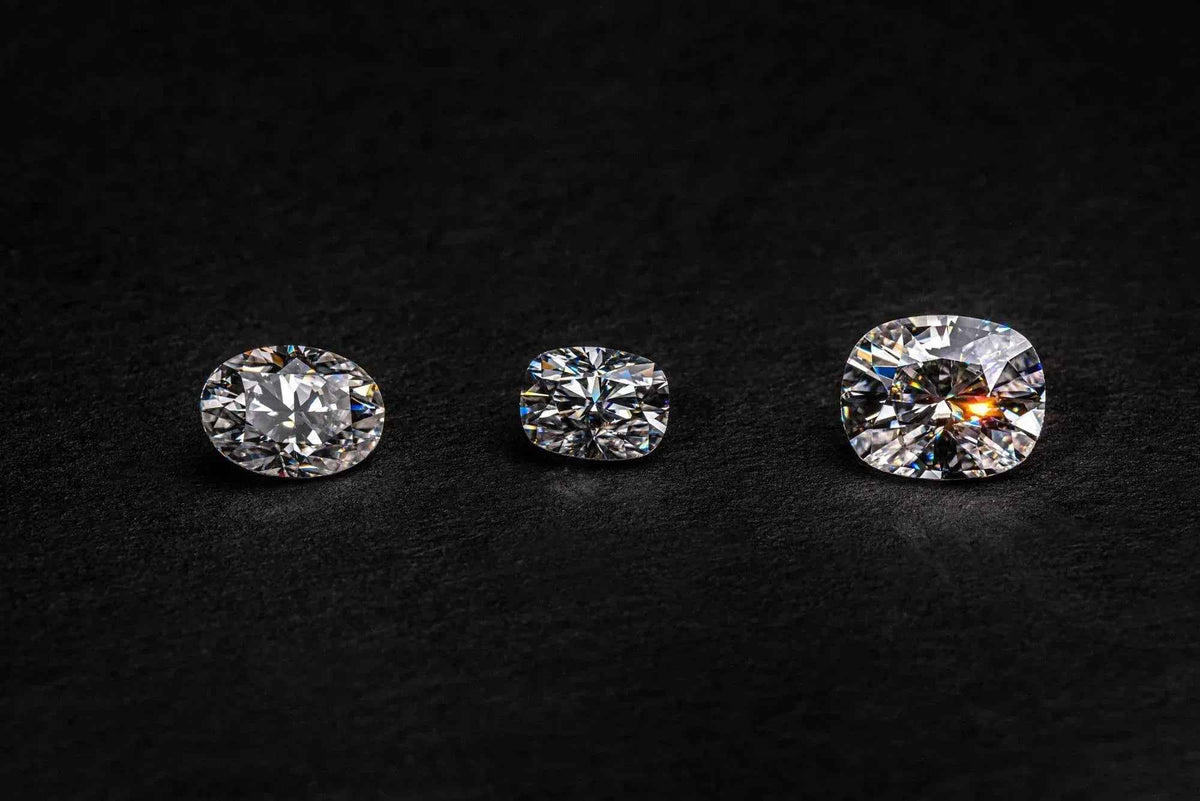 Three_diamonds_of_different_shapes_and_sizes_on_a_dark_background - Peelerie