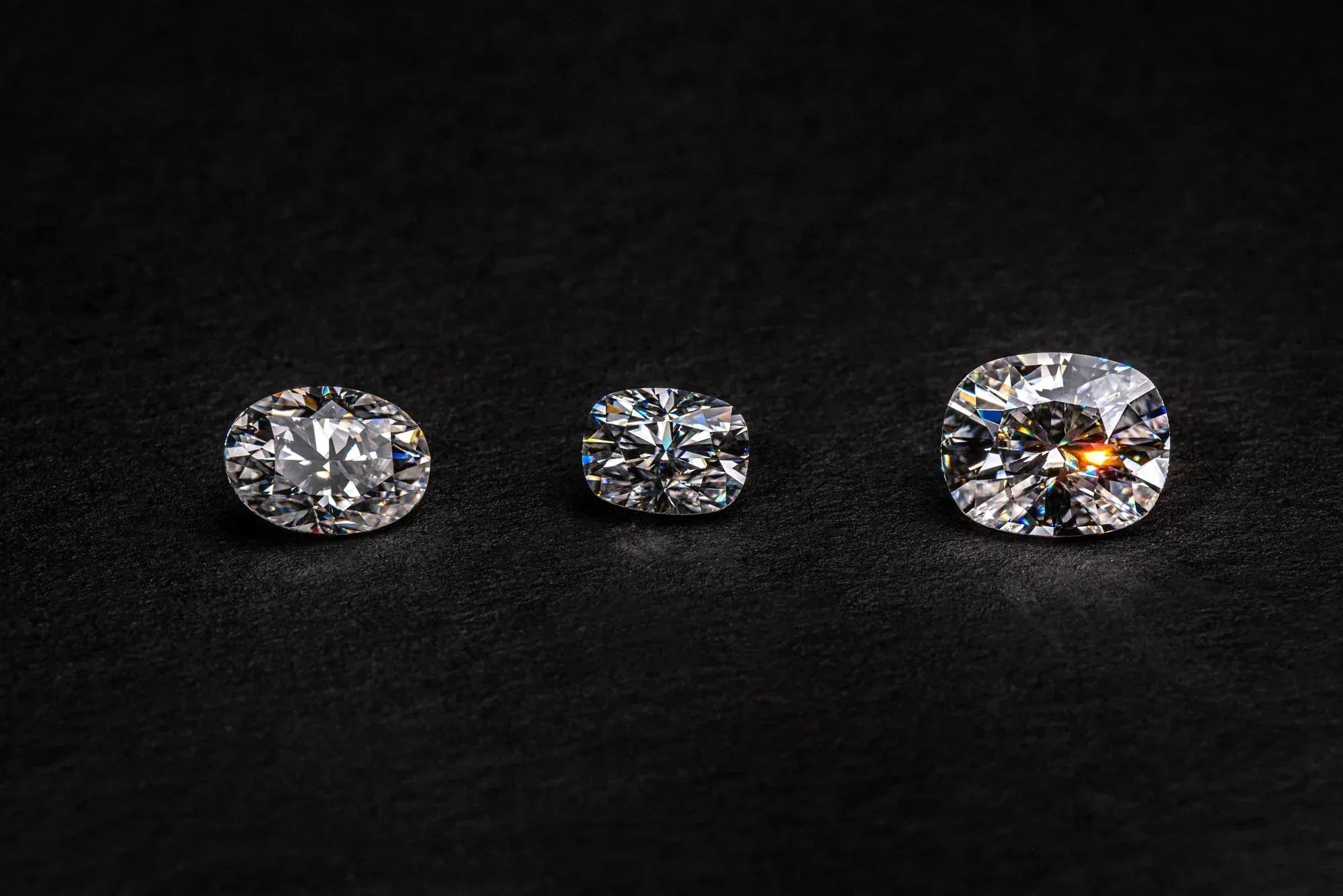 Three_diamonds_of_different_shapes_and_sizes_on_a_dark_background - Peelerie