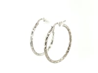 Boucles d'oreilles créoles en argent sterling avec coupe diamant et placage de rhodium (2x26mm)