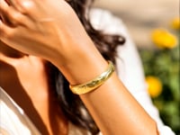Grand bracelet jonc gravé en or jaune 14 carats (12,00 mm)