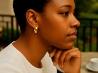 Petites boucles d'oreilles créoles larges en or jaune 14 carats avec fermoir à cliquet