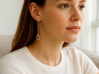 Boucles d'oreilles pendantes longues en forme de poire texturées en or blanc 14 carats