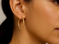 Créoles fines en or jaune 14 carats avec finition taille diamant (25 mm de diamètre)
