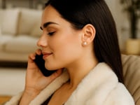 Boucles d'oreilles clous en or jaune 14 carats avec perles de culture d'eau douce blanches (5 mm)
