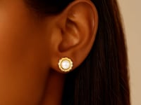 Puces d'oreilles fleur en or jaune 14 carats avec perles