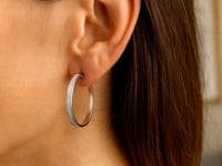 Boucles d'oreilles créoles en or blanc 14 carats avec un motif central scintillant (4x30mm)