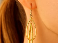 Boucles d'oreilles en or jaune 14 carats avec pampilles goutte d'eau brillantes et texturées