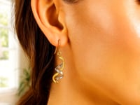 Pendientes colgantes de doble hélice pulidos en oro de dos tonos de 14 k
