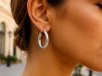Boucles d'oreilles créoles ovales texturées à coupe diamant en or blanc 14 carats.