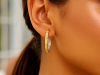 Pendientes de aro medianos con diseño bicolor de oro amarillo y blanco (3 x 30 mm)