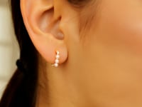 Boucles d'oreilles huggie en or jaune 14 carats avec perles