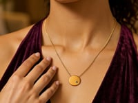 Collar de oro amarillo de 14 k con colgante redondo pulido con diamante