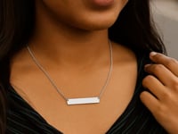 Collier barre horizontale lisse en or blanc 14 carats