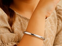 Brazalete infantil con cúpula de oro blanco de 14 k y acabado pulido (5,50 mm)