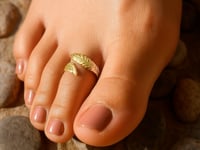 Bague d'orteil style jonc en or jaune 14 carats avec feuilles