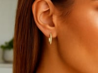 Boucles d'oreilles créoles huggie texturées taillées diamant en or jaune 14 carats