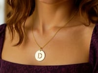 Pendentif disque en or jaune 14 carats avec initiale D