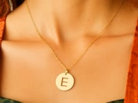 Pendentif disque en or jaune 14 carats avec initiale E