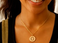 Pendentif disque en or jaune 14 carats avec initiale O