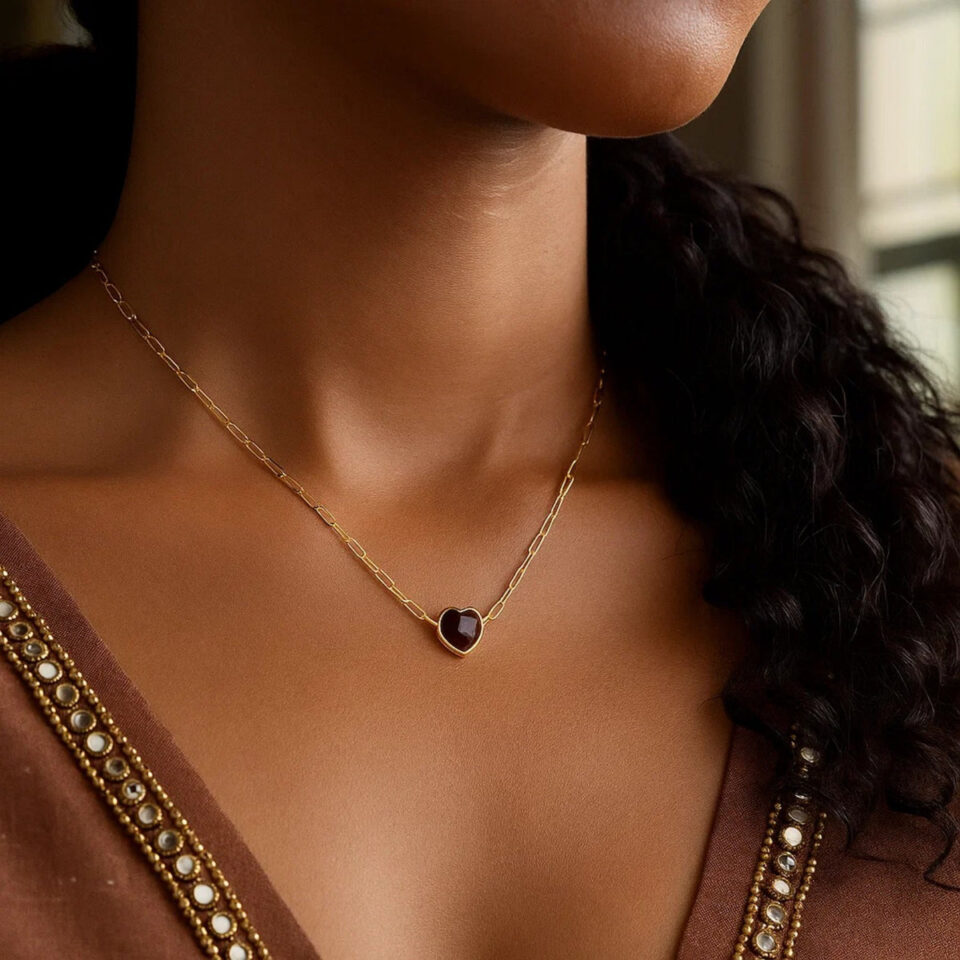 Heart garnet necklace in solid 14K yellow gold, view 3