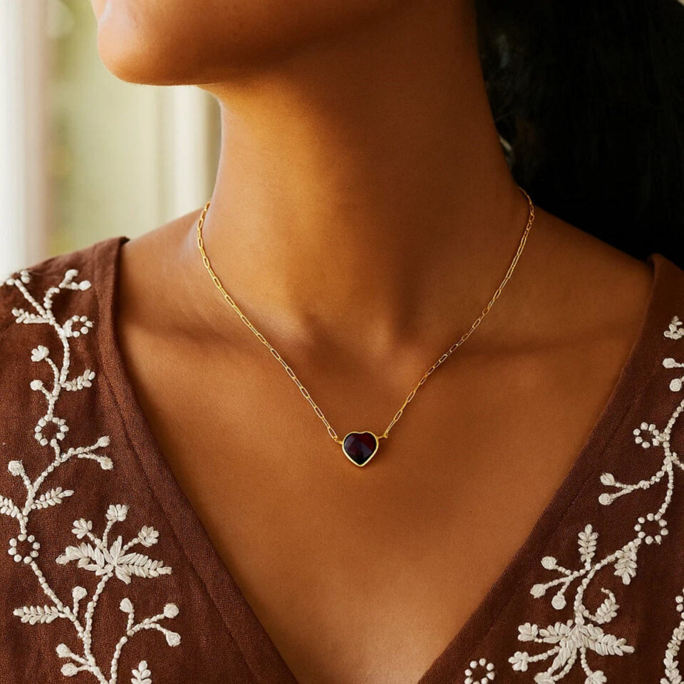 Heart garnet necklace in solid 14K yellow gold, view 4